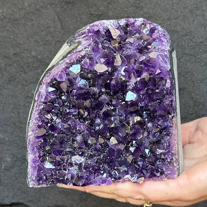 Ekstra stor ametystkrystal med polerede kanter for engroshandel hos Deep Purple Project