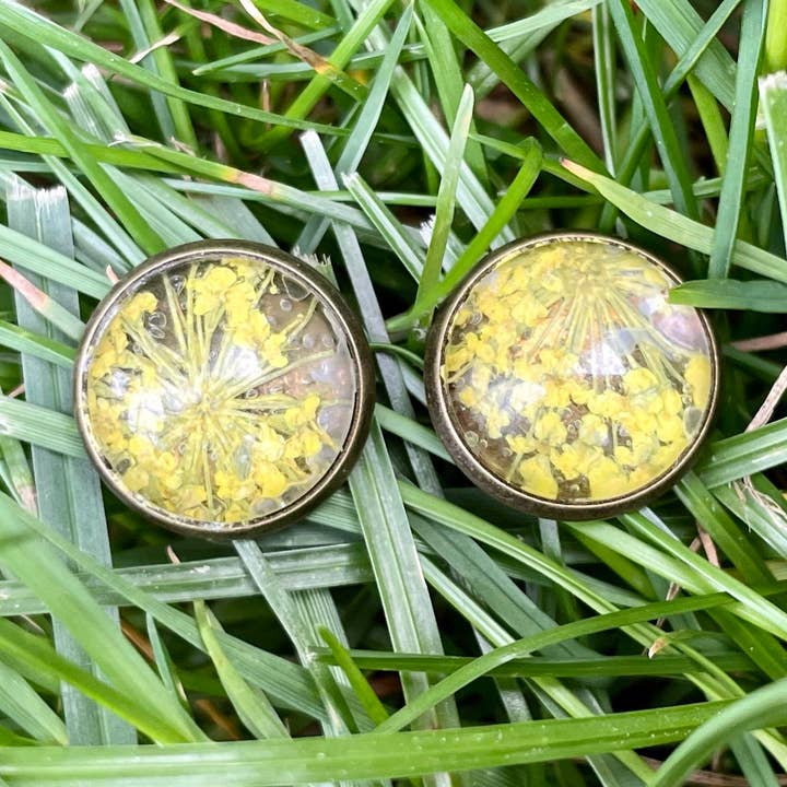 Boucles d'oreilles en dentelle jaune de la reine Anne, cadeau botanique, bijoux botaniques, bijoux de fleurs pressées, boucles d'oreilles à tige, fleur sauvage, bronze, pour la vente par With Grace Jewelers