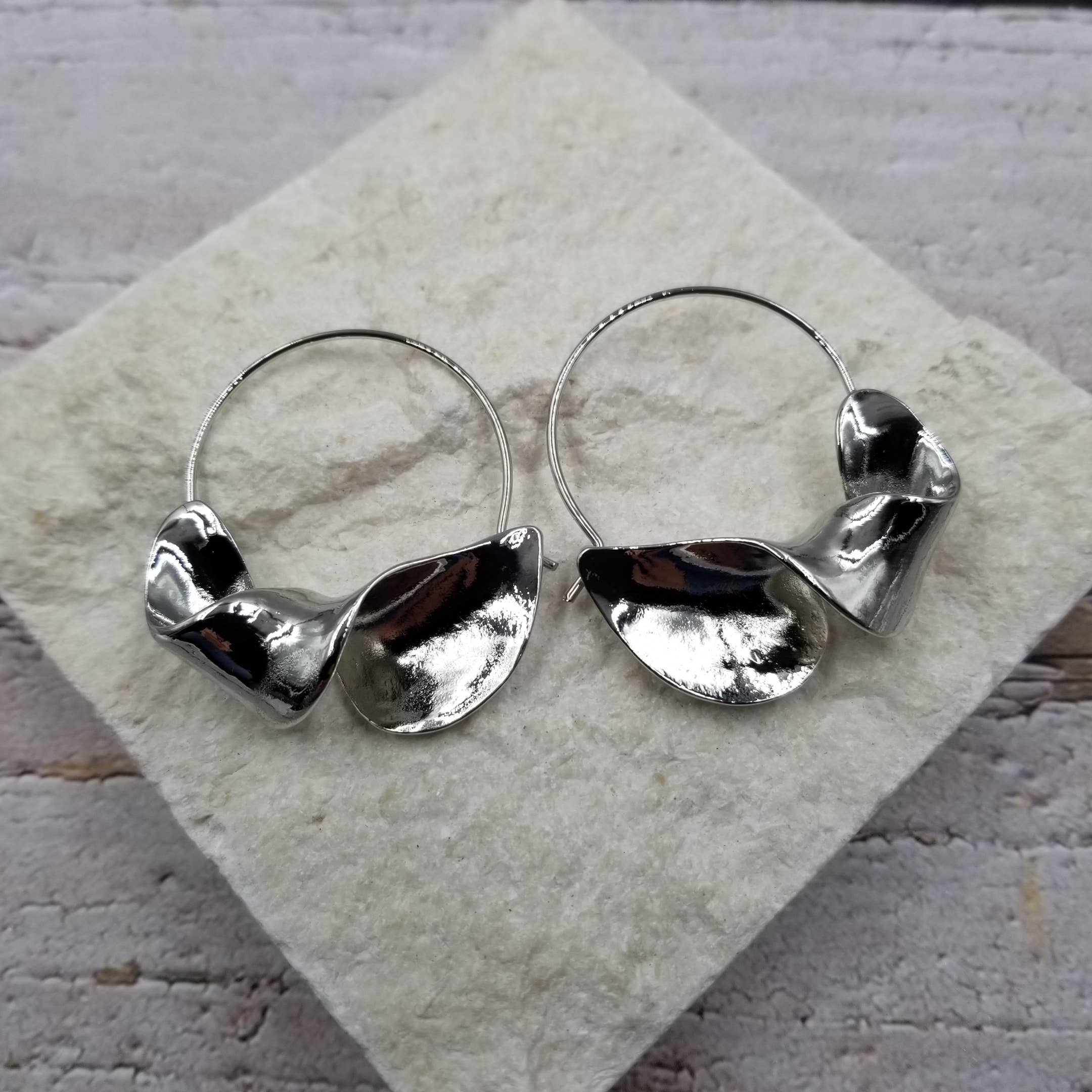 Treasure Wholesale – wholesale Hoop-örhängen – Retro geometriska vridna örhängen2