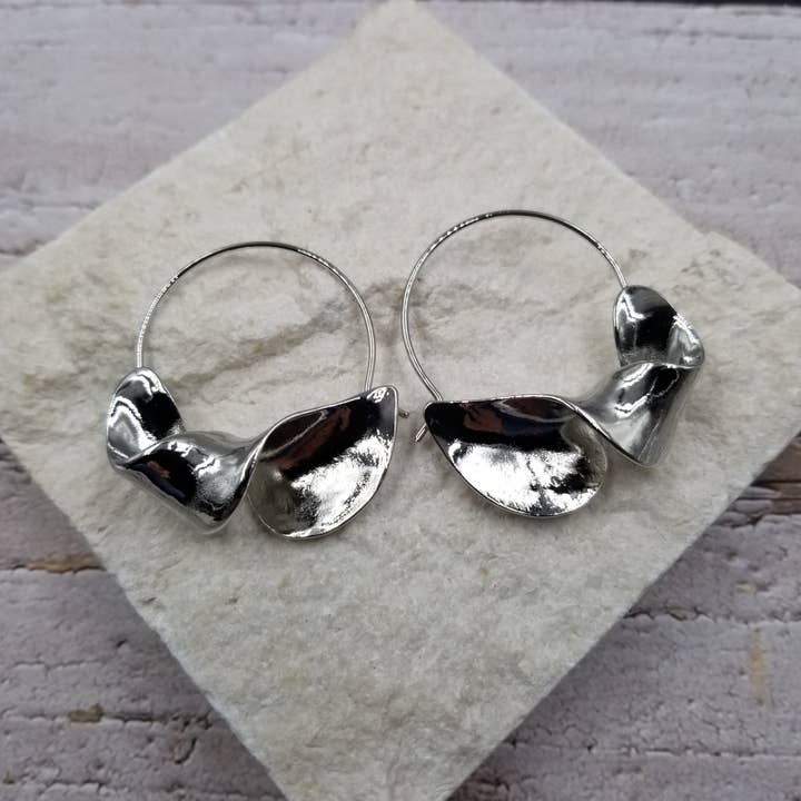 Treasure Wholesale - Wholesale Hoop Earrings - Retro Geometric Twisted Earrings2