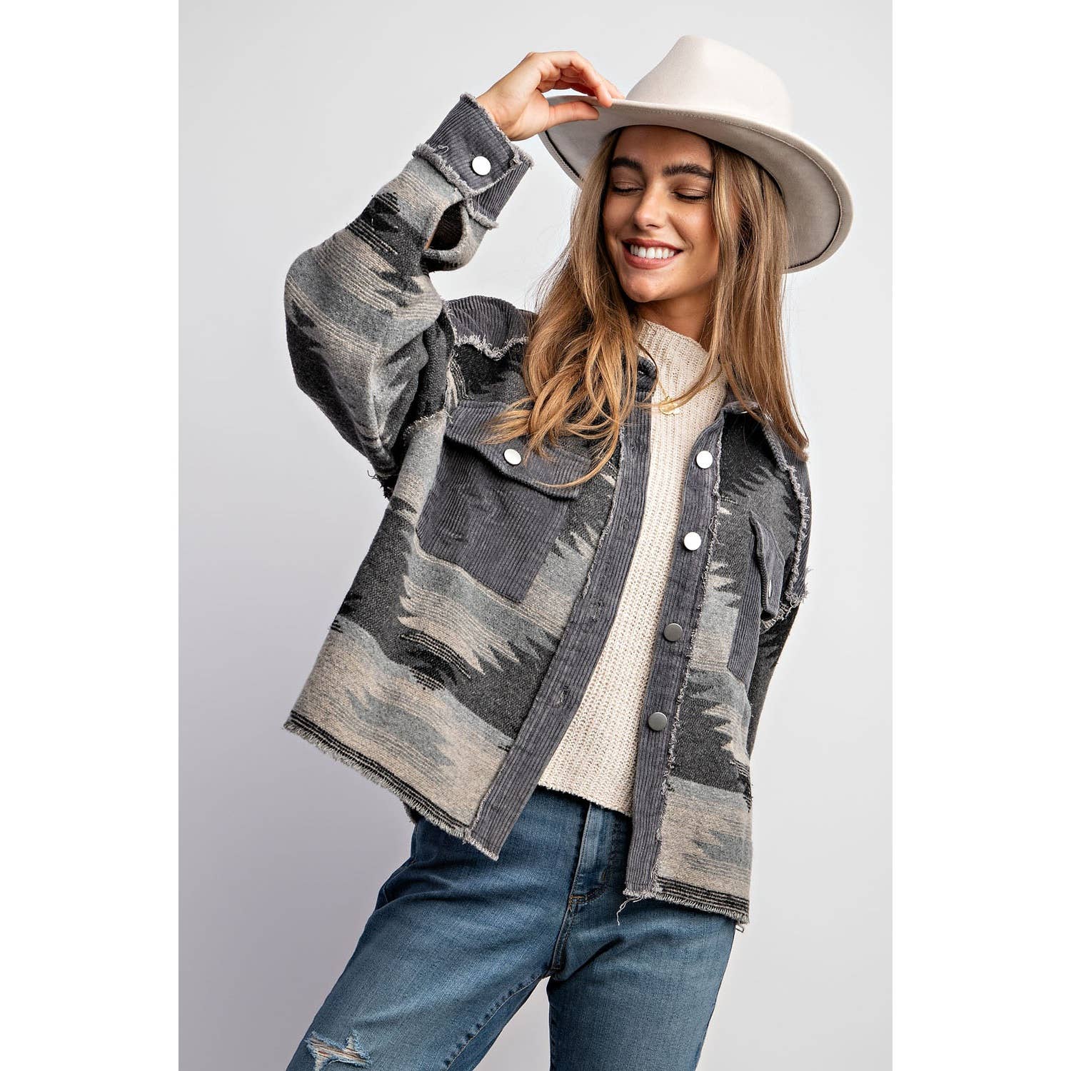 Sweet Generis – Großhandel Hemdjacke/Shacket – Damen – BUTTON-DOWN-HEMDJACKE IN BLOCKFARBEN MIT STAMMESMUSTER UND AZTEKISCHEM MUSTER14