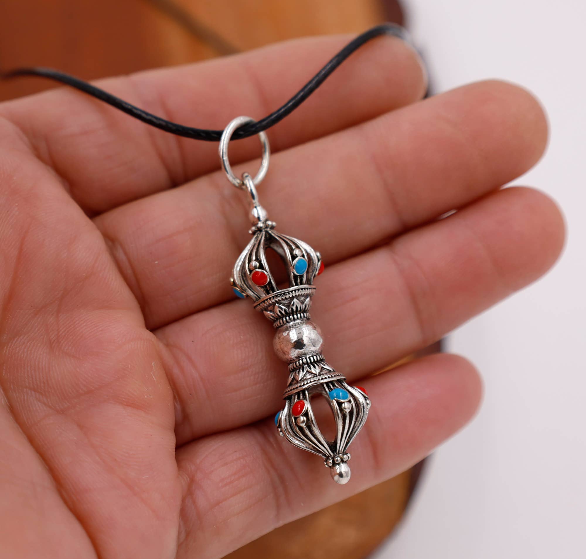 Lungta Imports - Venta al por mayor Collares con colgantes/abalorios - Colgante Dorjee/Dorji/Vajra de plata tibetana1