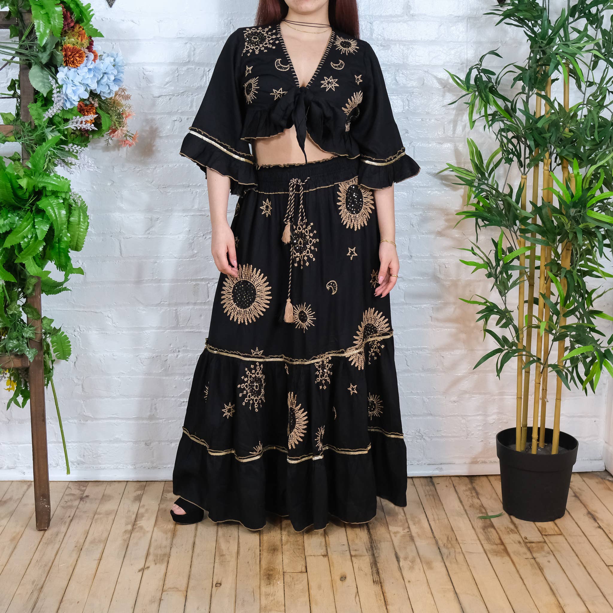 Karma Nepal Crafts – Großhandel Set aus Oberteil und Rock – Damen – Fließender, gestufter Rock mit Handstickerei und Oberteil mit Rüschenärmeln0