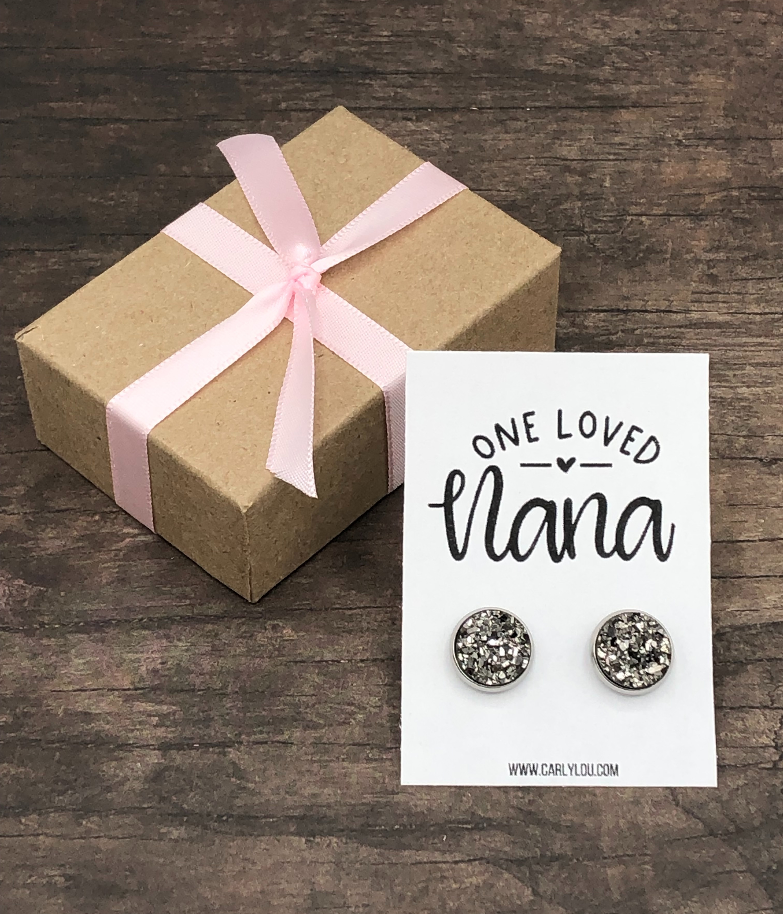 Carly Lou - Vente Clous d'oreille - Boucles d'oreilles One Loved Grandma, cadeau pour la fête des mères6