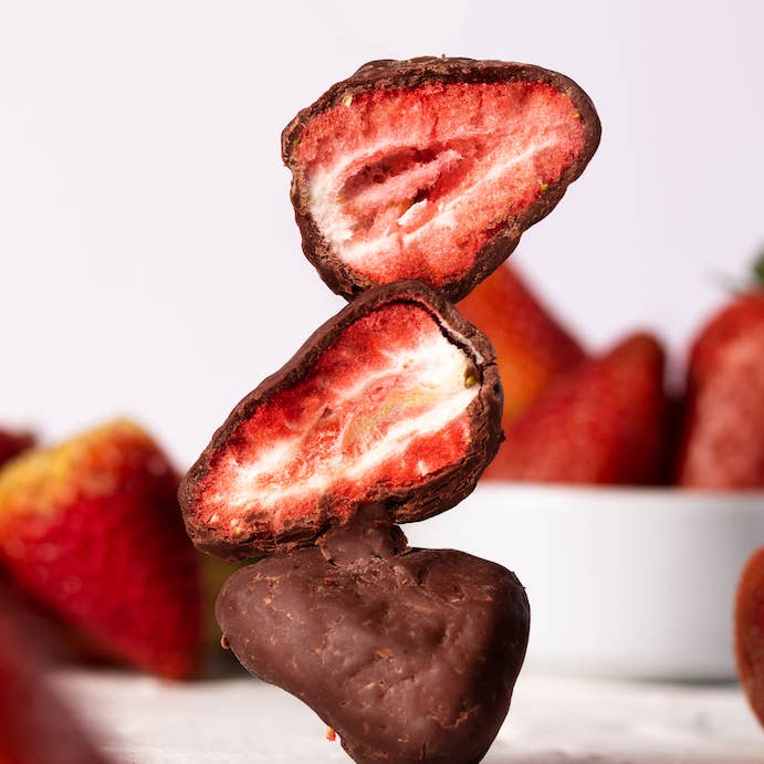 Karü Chocolates - Wholesale Chocolate Box - Freeze-dried Strawberry covered Milk Chocolate 50% cacao