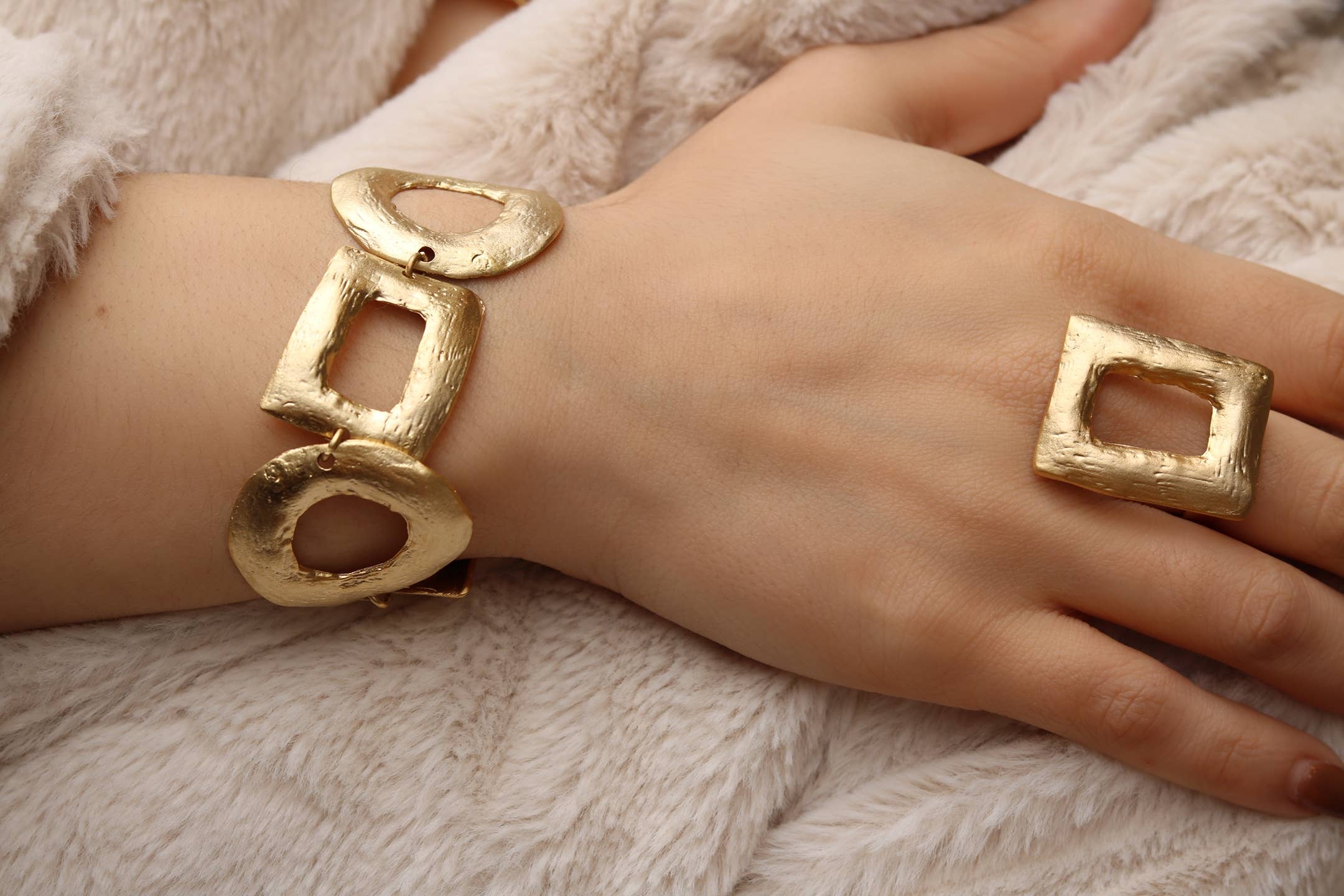 BUBU BY TEKIN SHOP - Wholesale Jewelry Set - Geometric-Shaped Matte Gold Plated Jewelry Set5