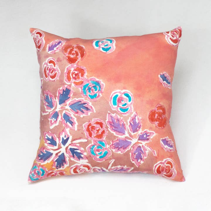 Housses de coussin peintes à la main Peachy Cheeks pour la vente par WinterSun + NuevoSol