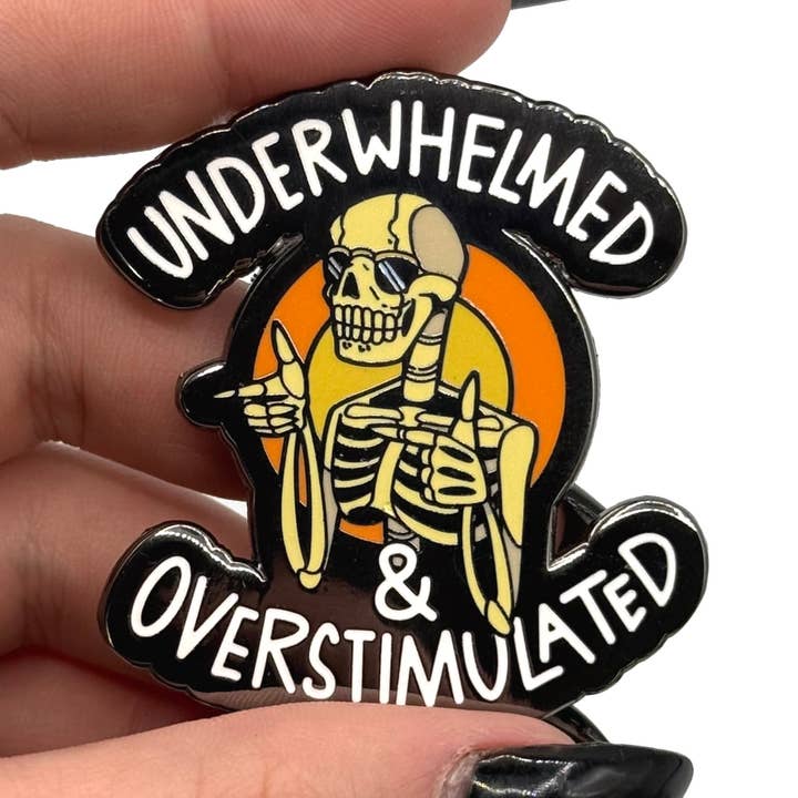 Unterwältigt und Überreizt Emaille-Pin für den Großhandel von Playing Possum Clothing Co.