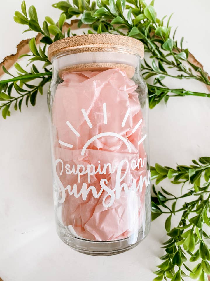 Canette de verre à bière Sippin on Sunshine pour la vente par Amber Christi Design