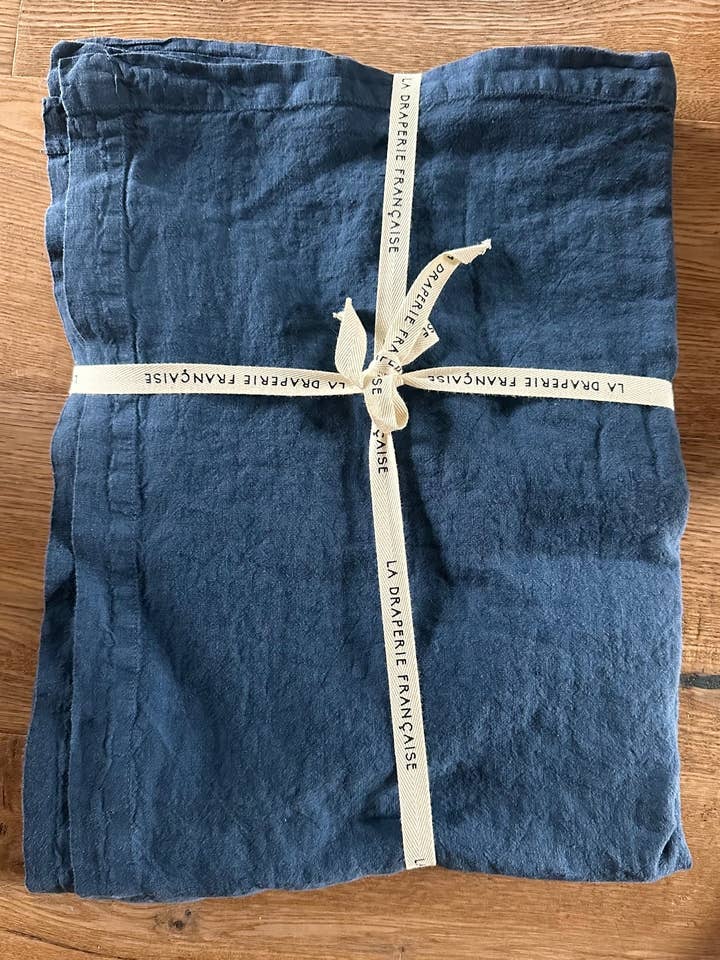 Washed linen tablecloth in Indigo blue for wholesale by la draperie francaise