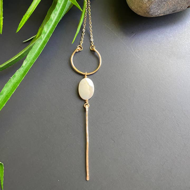 Collana in oro martellato con mezzaluna e barretta con madreperla per la vendita all'ingrosso da parte di Marble Designs Jewelry