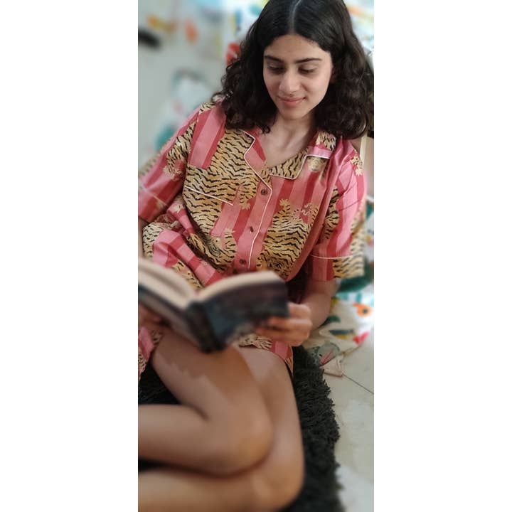 Ensemble de pyjama short en coton à imprimé tigre - Dust Pink pour la vente par Ayras World