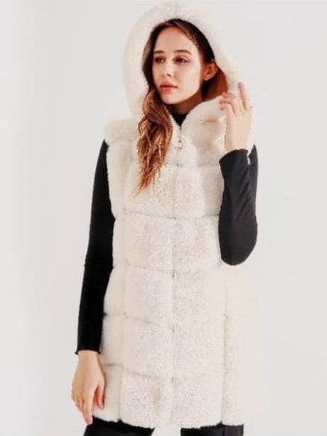 Gilet con Cappuccio in Finta Pelliccia per la vendita all'ingrosso da parte di Kurt Muller