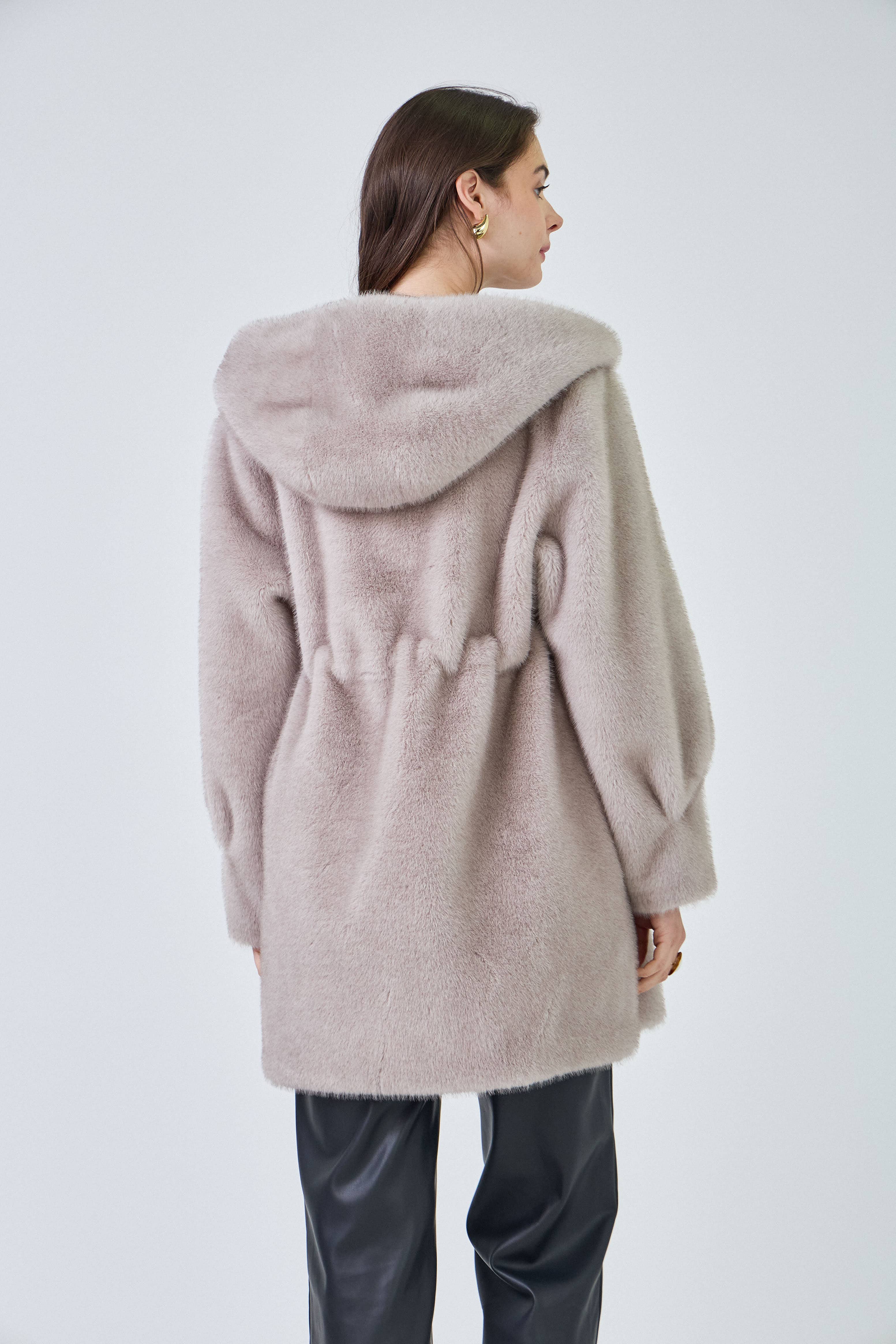 Giovanni Paris – wholesale Päls/fuskpäls - Dam – Lisa's kappa i midjelång fuskpäls med huva och dragsko i midjan15