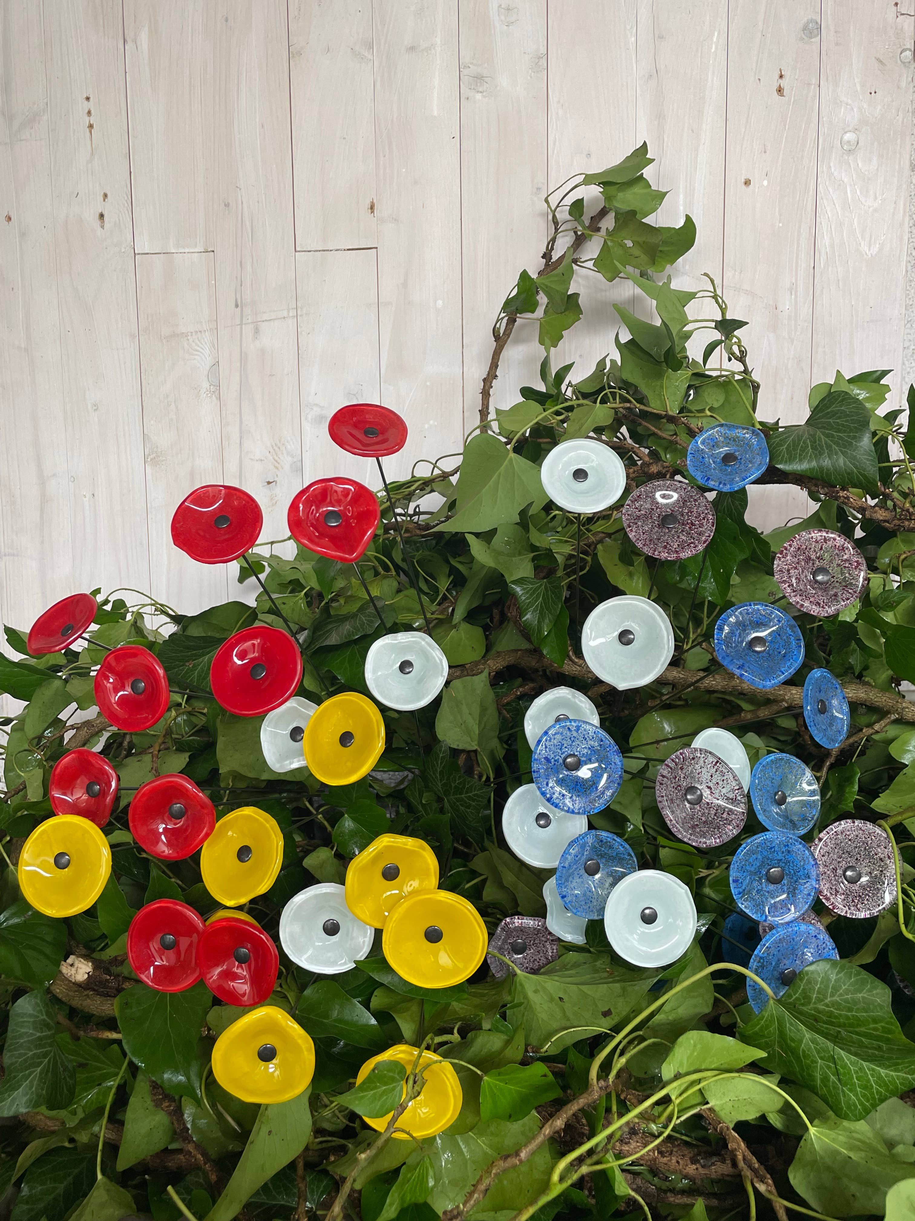 CARNEOL GLASS - Wholesale Garden/Lawn Stake - Small Glass Flower For Outside In Red40