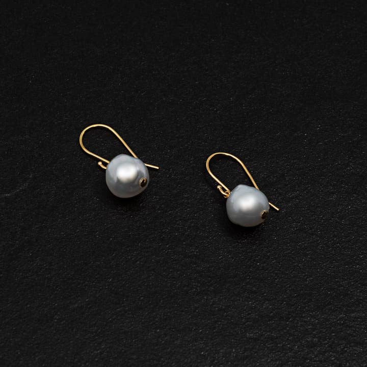 Silver Breeze - Söderhavet barock pärlörhängen K18YG för wholesale på Faire1