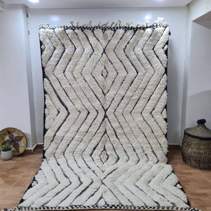 Authentischer handgeknüpfter Berberteppich – Hochflor, 100 % Wolle 136 für den Großhandel von Maroccarpets Poufs and pillows wholesale +31648976894