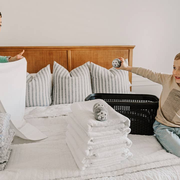 Mama Moon Boutique LLC – Großhandel Trocknerbälle – Handgefilzte Trocknerbälle „Smiling Sheep“, 15 Kugeln5