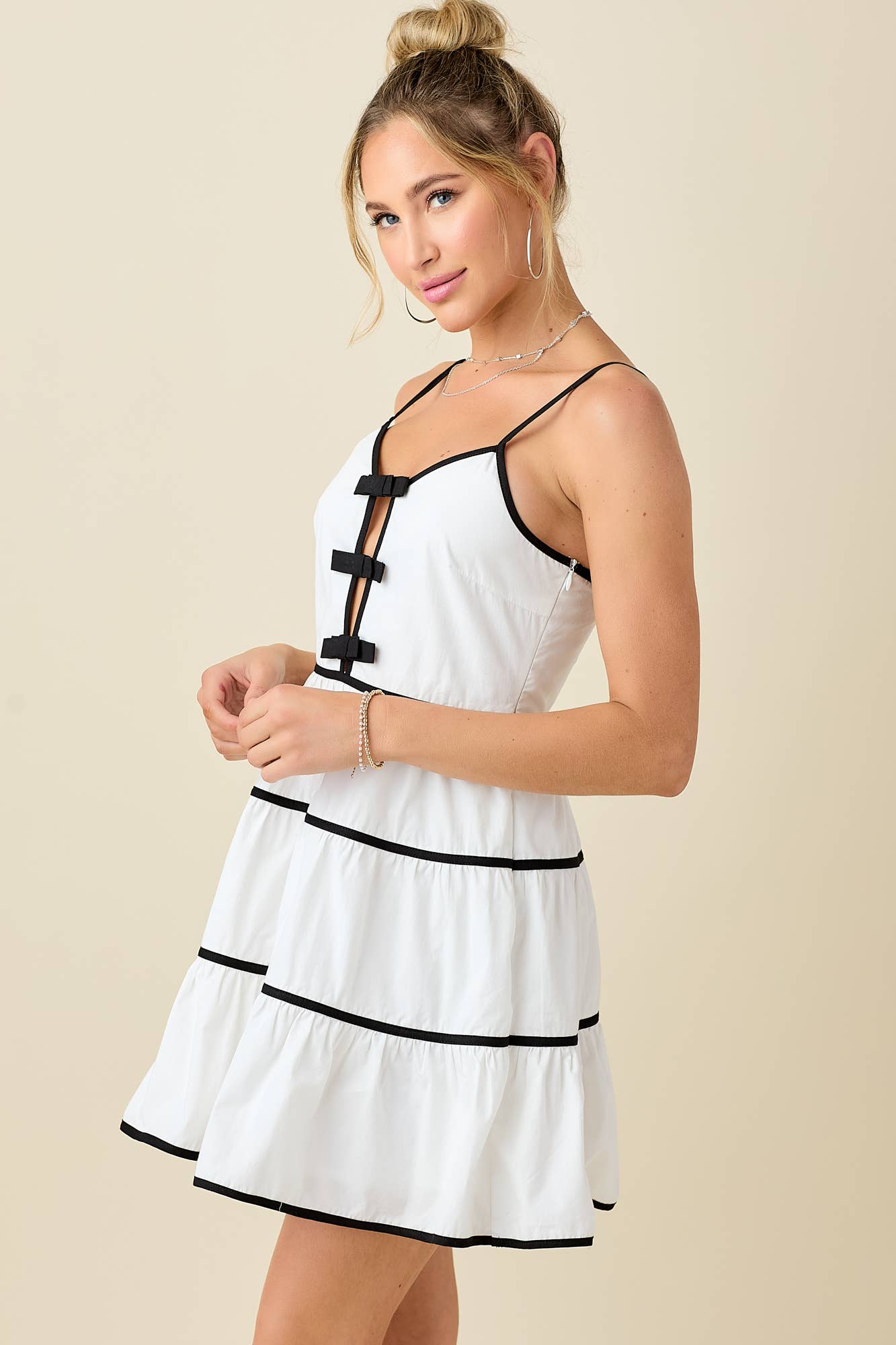 VIT/SVART Cami miniklänning med kontrastband för wholesale på Faire9