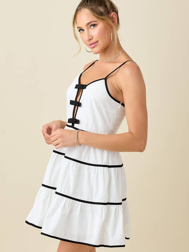 VIT/SVART Cami miniklänning med kontrastband för wholesale på Faire9