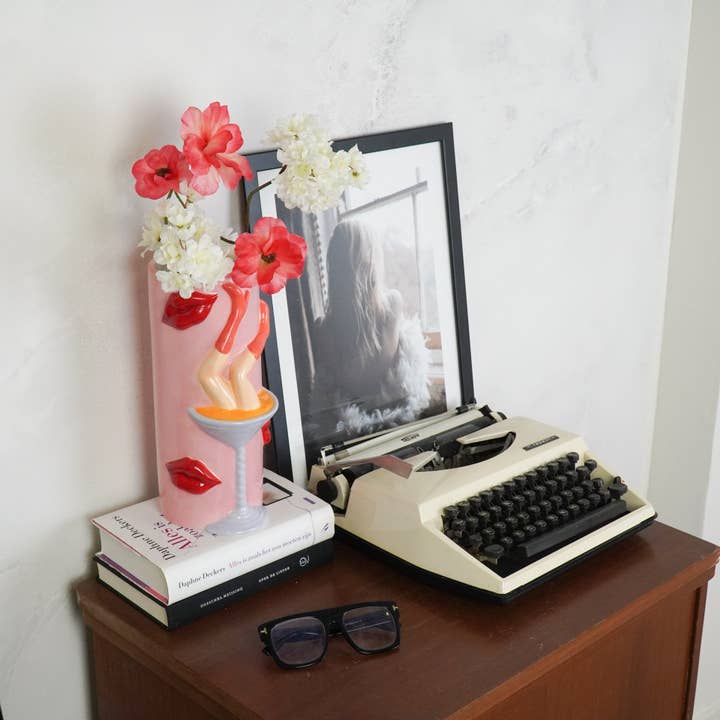 Housevitamin bv - Wholesale Vase - Flower Vase- Pornstar Martini Vase- Ceramic- Pink/ Red- 14x12,5x28 cm1