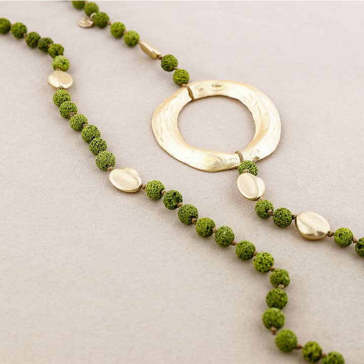 La Cuerda De Sol – Großhandel Click-Button-Schmuck – Lange Halskette: Lavaperlen, Metallring
