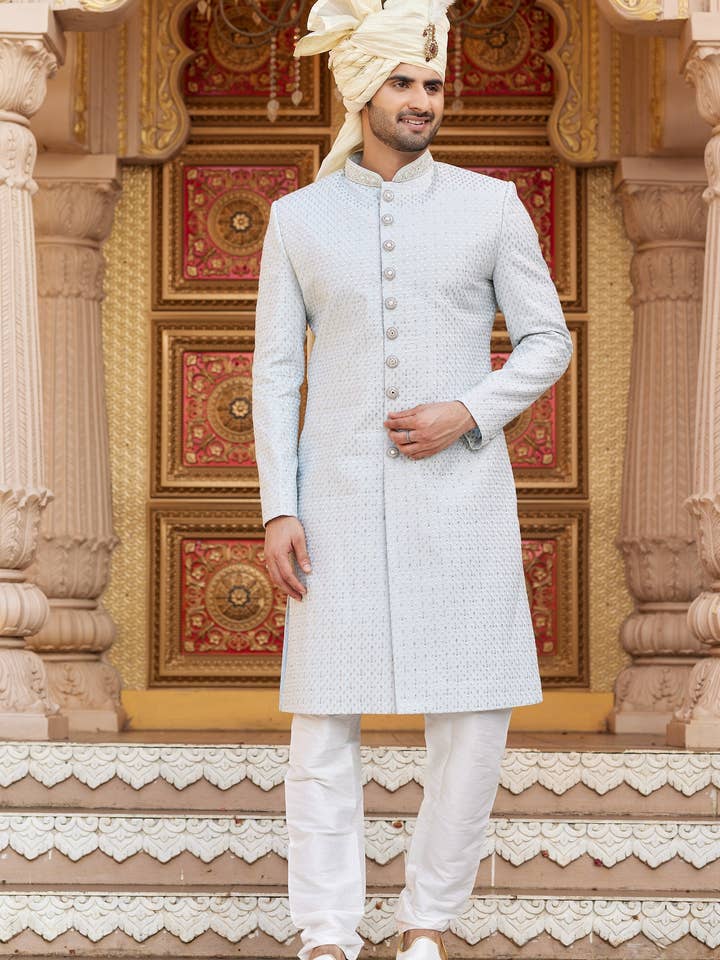Silvergrå konstsilke traditionell sherwani lång kurta & byxa för män för bröllop - broderiarbete för wholesale av HATKE BRIDE