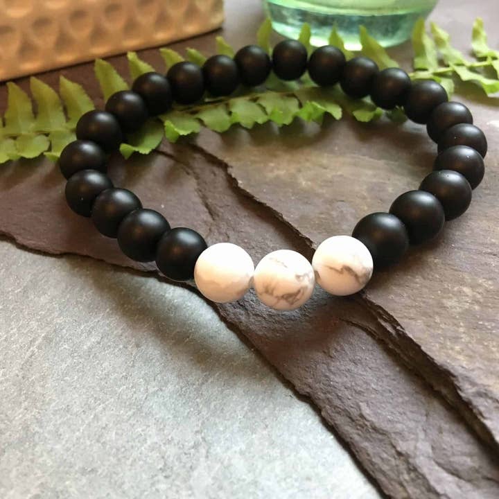 Bracelet tendance en onyx noir et pierre d'howlite blanche pour la vente par SoeL Beads