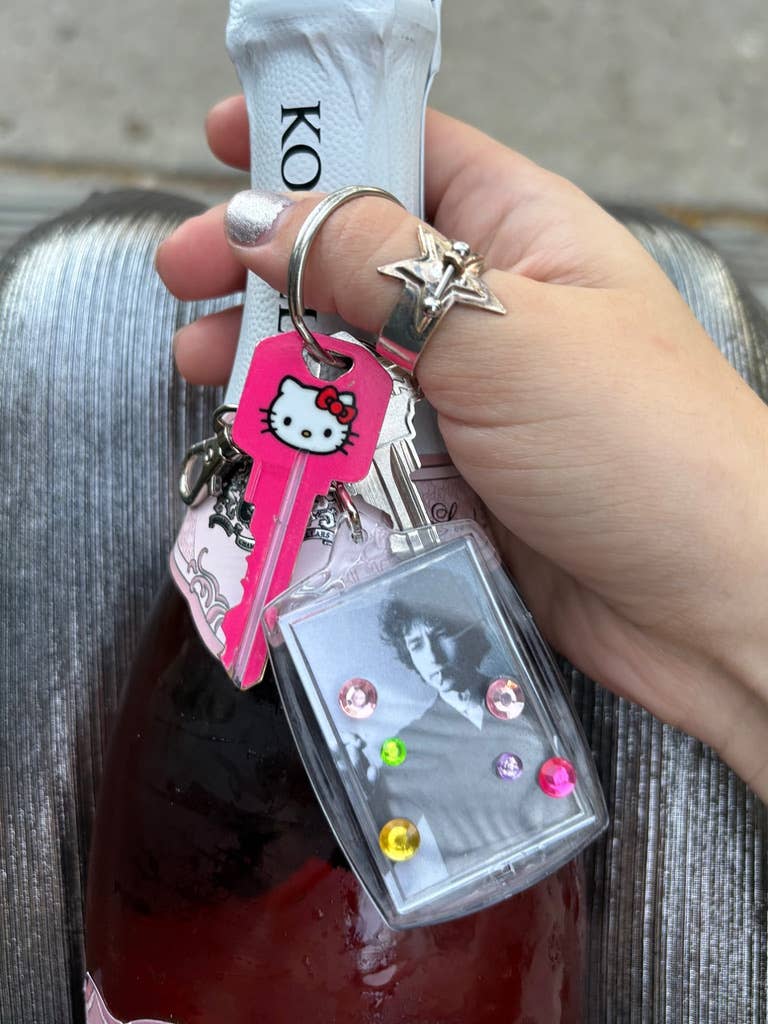 ElectraMakes - Venta al por mayor Llavero - Mujer - Llavero Meme Deslumbrante: Encanto de Bolsa Personalizable de Cultura Pop2