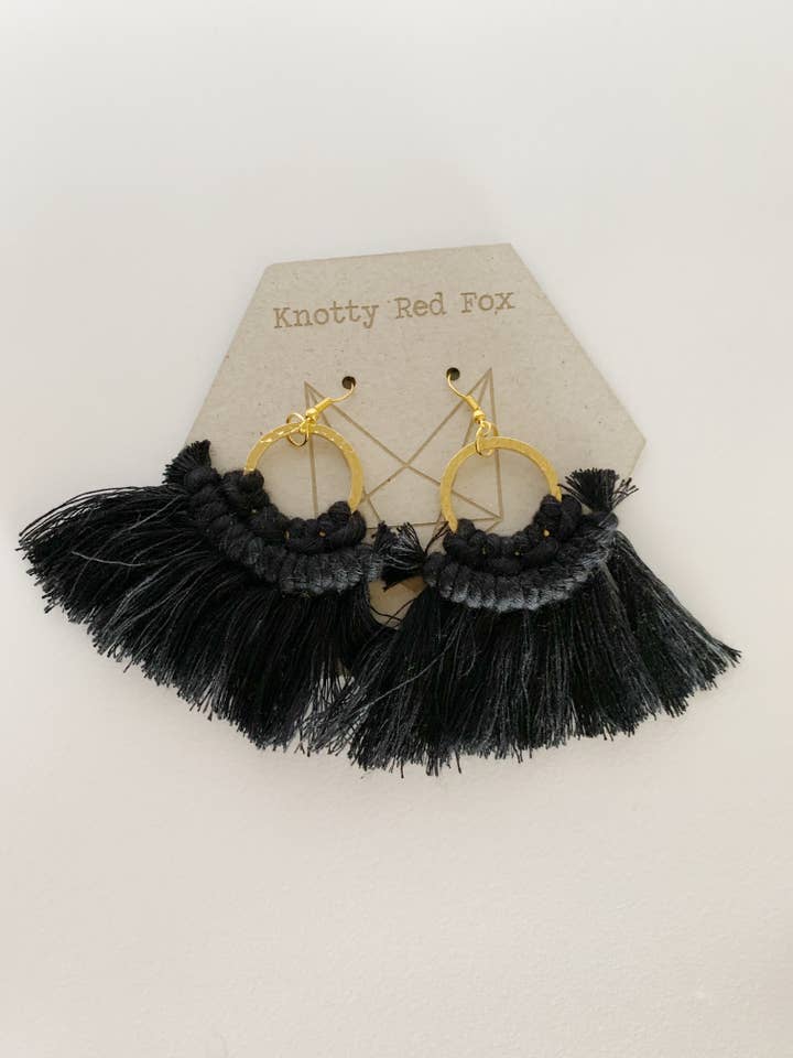 Sterling zilveren mini sloan macramé oorbellen voor wholesale door Knotty Red Fox Macrame