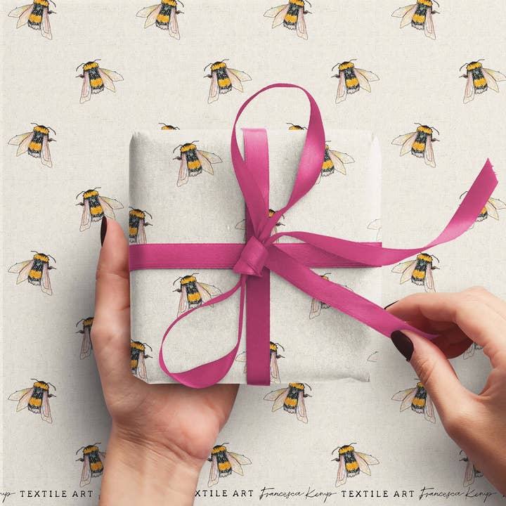 Papier cadeau d'abeille pour la vente par Francesca Kemp Textile Art