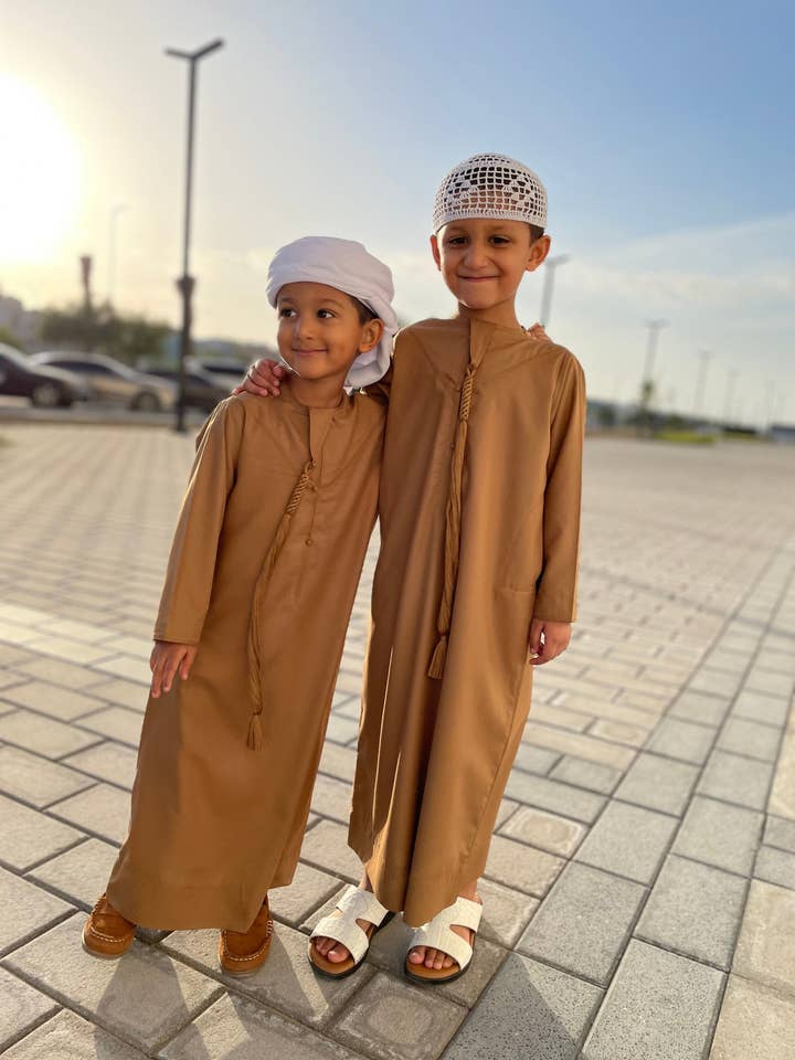 Mustard Emirati Jubba Thobe für Kinder für den Großhandel von MY LITTLE JUBBA