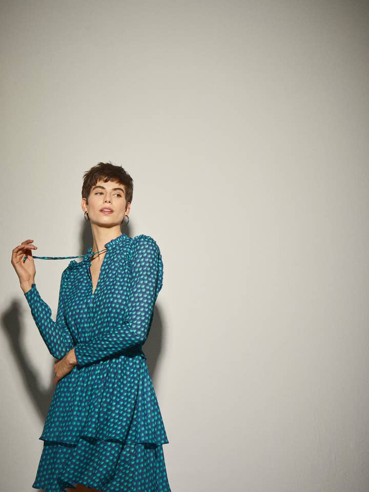 Robe à imprimé géométrique bleu sarcelle pour la vente par Dolores Promesas