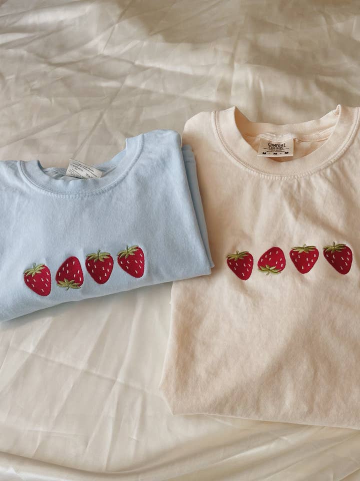 Besticktes Erdbeer-T-Shirt für den Großhandel von Molly Louise Shop