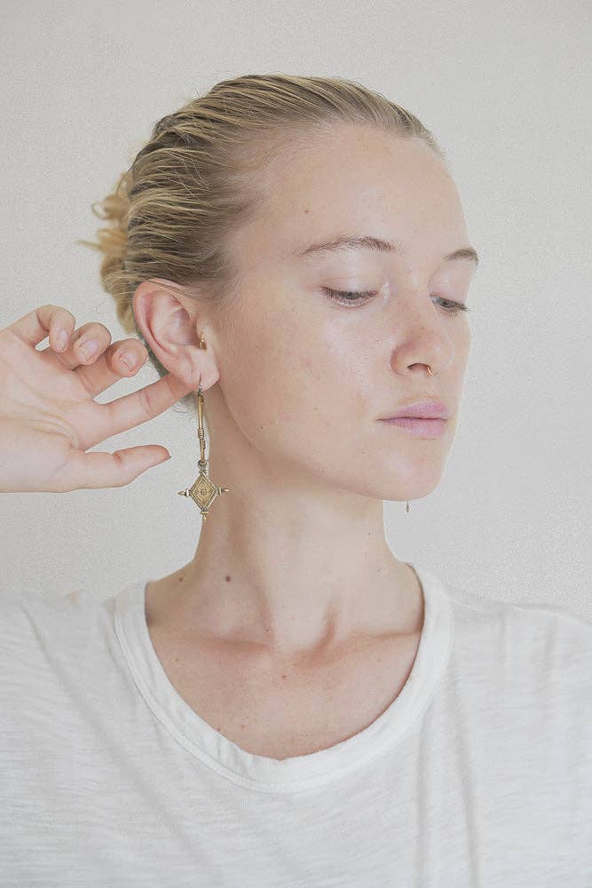 Nakila Collective – wholesale Hoop-örhängen – Stora Imani-örhängen i mässing med berberinspirerad diamantformad berlock6