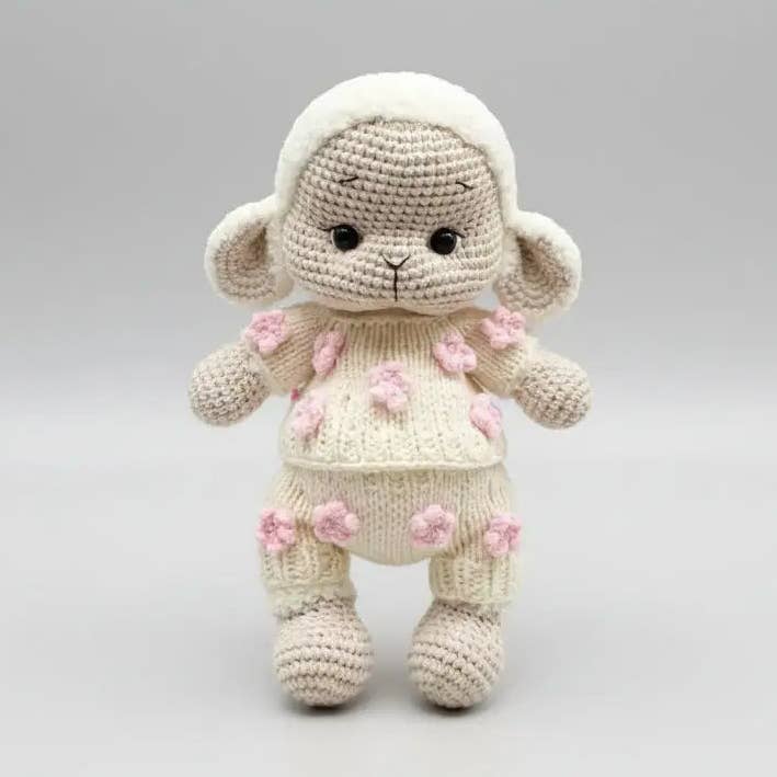 Handgemachtes gehäkeltes Schafspielzeug in weißem Pyjama für den Großhandel von Joy Gift London