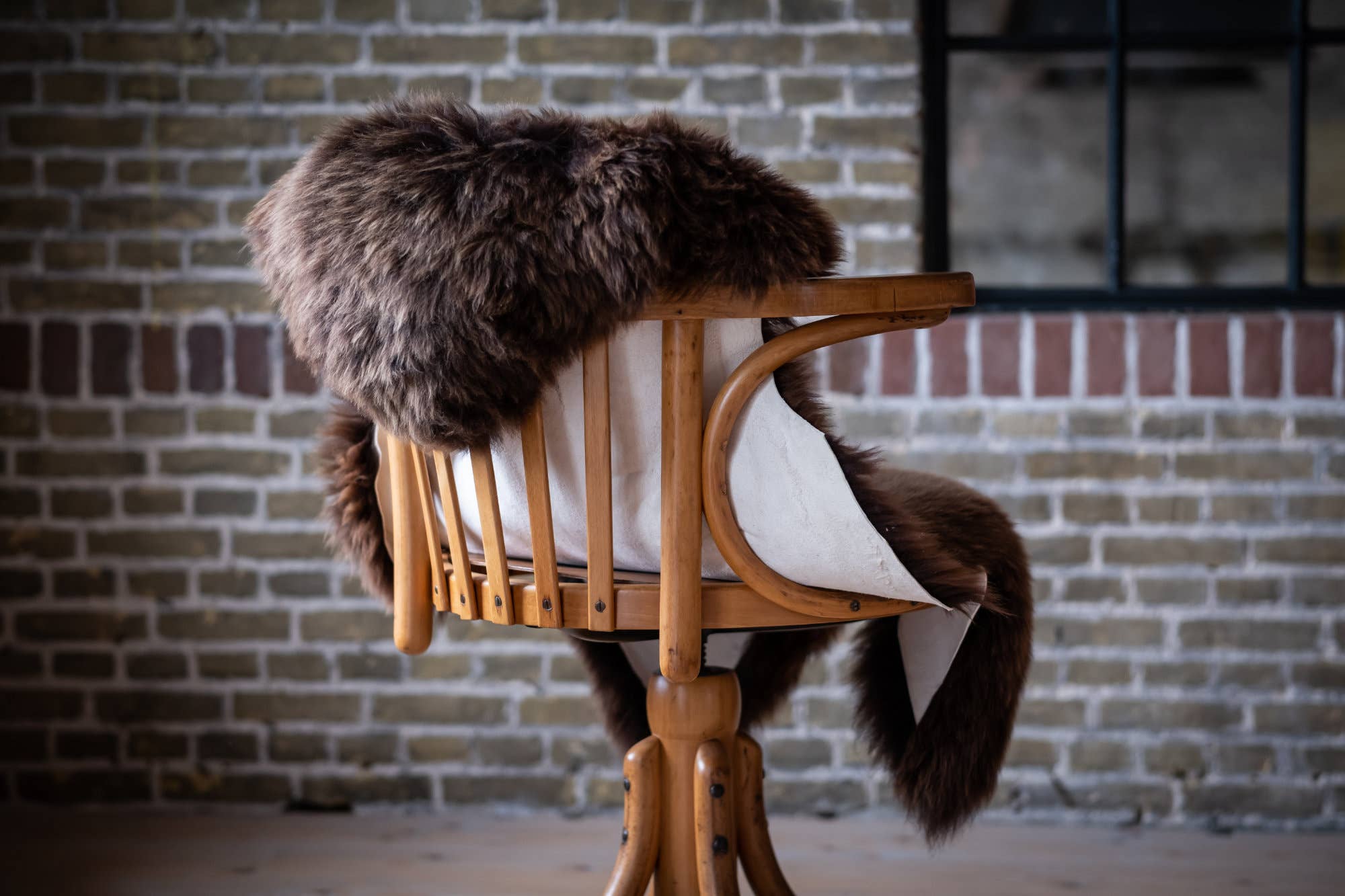 Van Buren – Großhandel Stühle – Texel Lammfell in Braun5