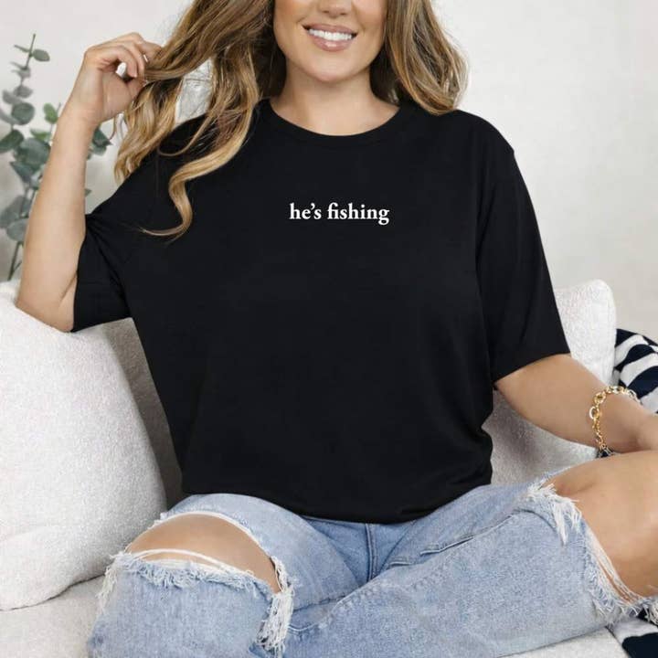 Han fisker C T-shirt – Sjov t-shirt i løs pasform for engroshandel hos Adorb Custom Tees