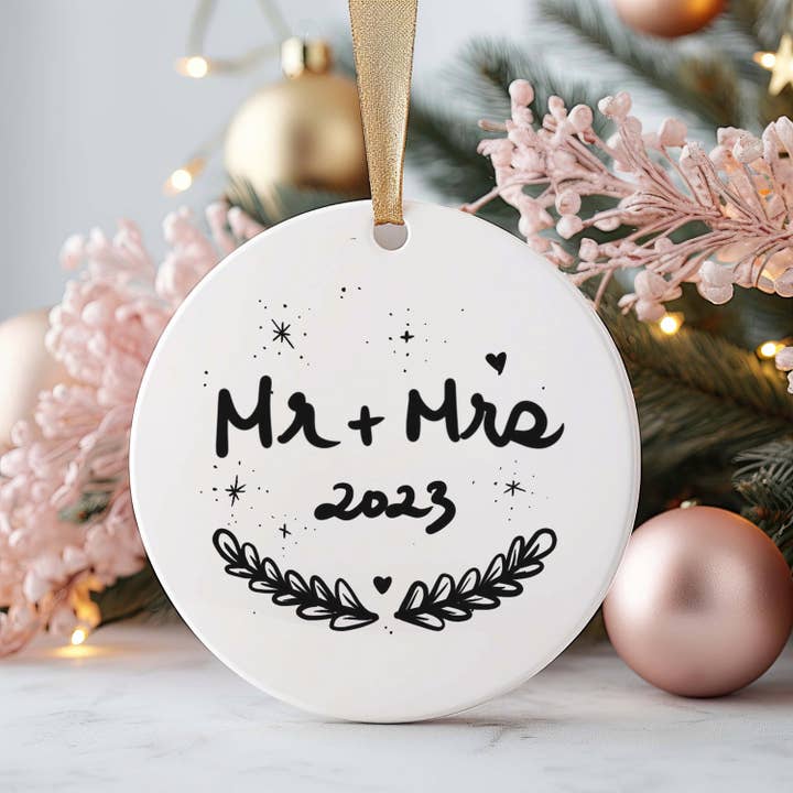Mr and Mrs 2023 Keramisch Ornament voor wholesale door Stacy Marie Stranzl