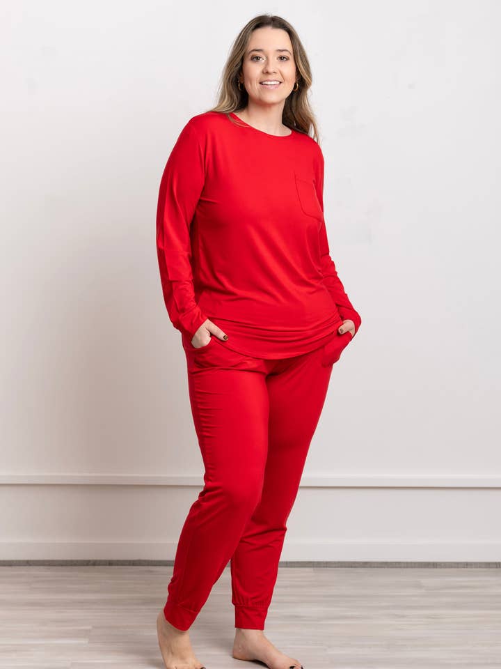Pyjamaset met ronde hals en joggerbroek van modal rood voor wholesale door Peony Alley