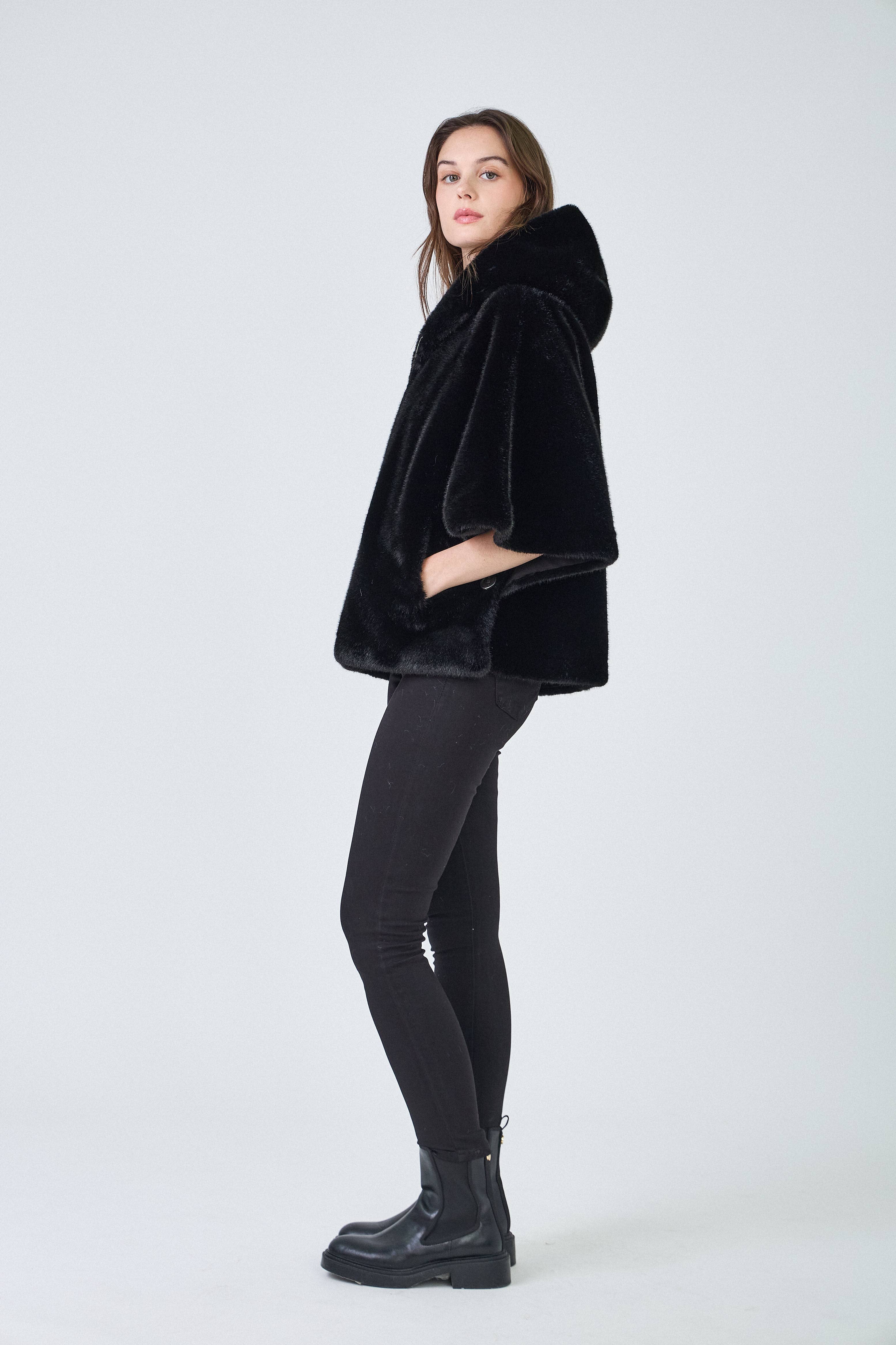 Giovanni Paris - Vendita all'ingrosso Pelliccia/Pelliccia sintetica - Donna - Mantella Alizée con cappuccio in ecopelliccia8