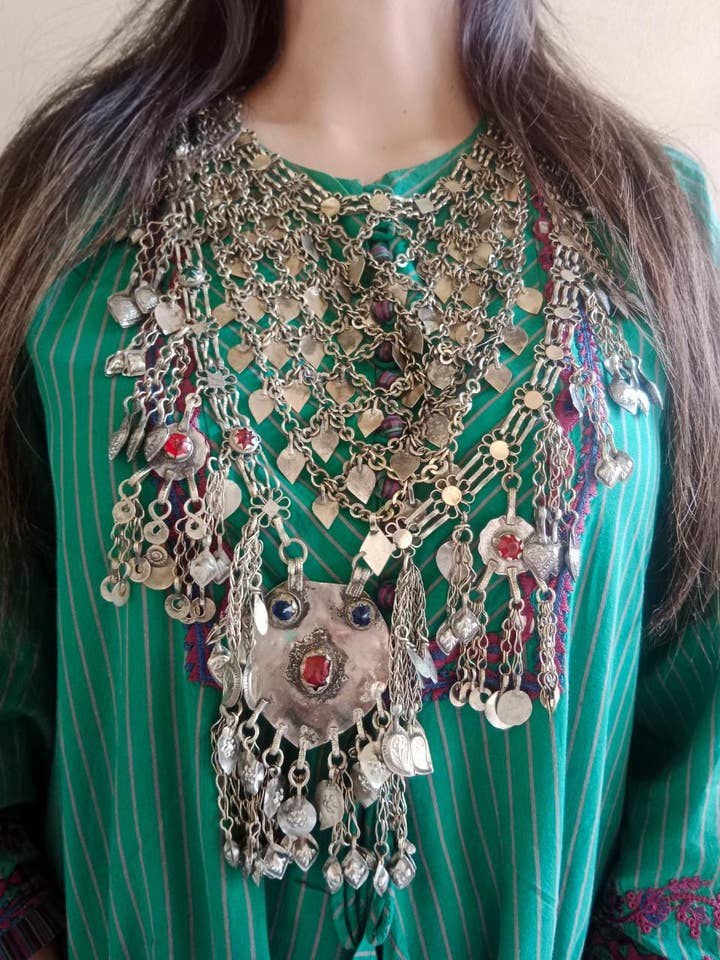 Übergroße massive antike silberne Khuchi-Lätzchen-Halskette für den Großhandel von vintarust