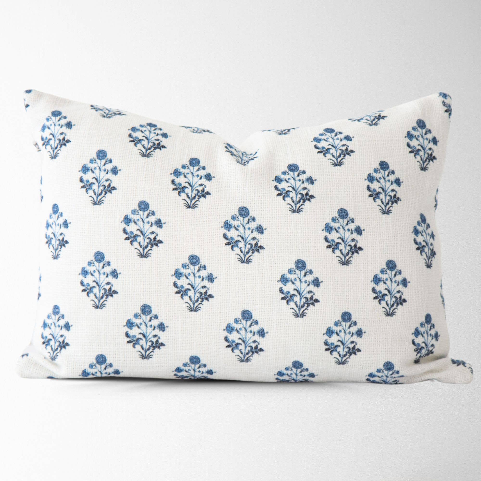 Tajik  Home  LLC - Vente Housse de coussin - Housse de coussin Isabella imprimé floral bleu - Style grand-mère côtier1