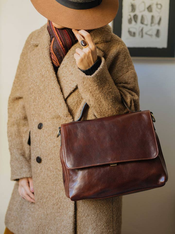 Borsa a tracolla in pelle fatta a mano: Borsa a tracolla in pelle italiana for wholesale by Aigin Milano