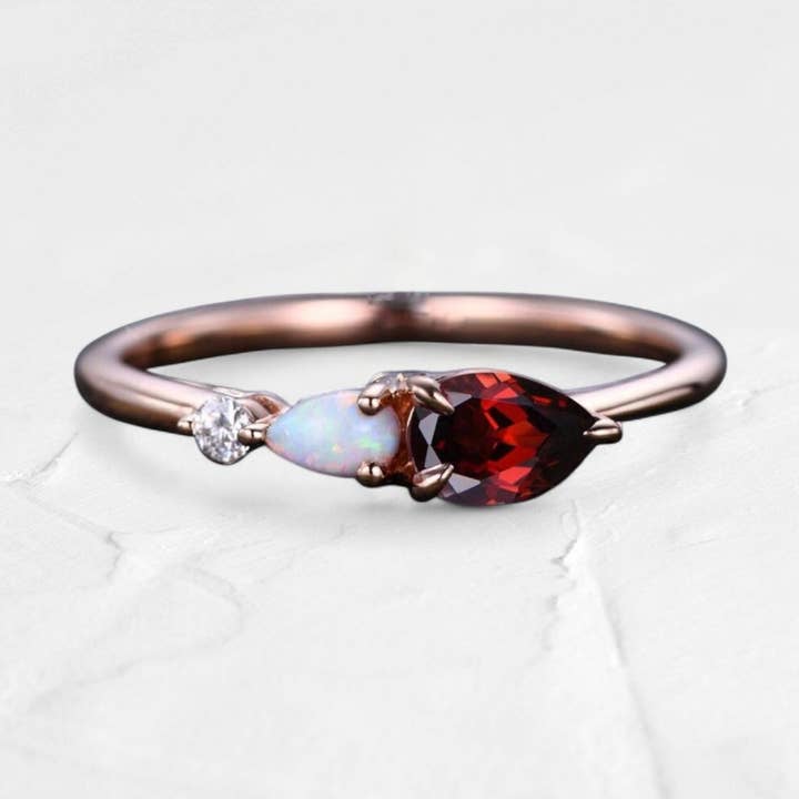 Bague trois pierres en rubis rouge, opale et moissanite en argent 925 pour la vente par GEMPARA