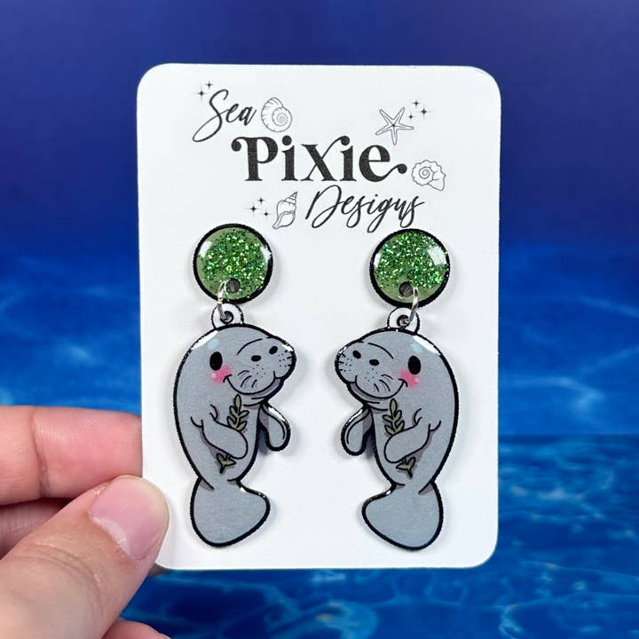Sea Pixie Designs – wholesale Hängande örhängen – Glitter Manatee Dinglande Örhängen, Kustnära & Lätta