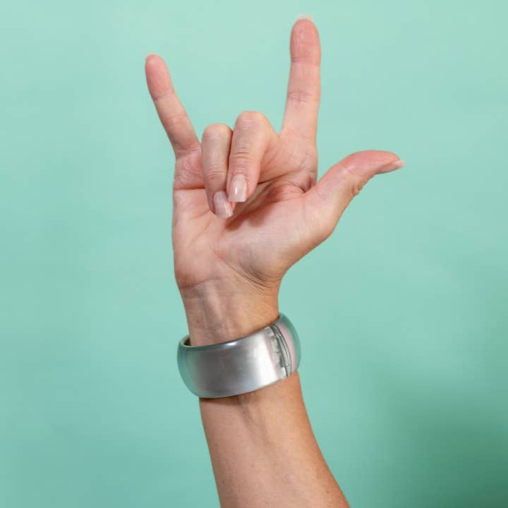 Zilveren Voering – Vintage Lucite Klemarmband voor wholesale door Leetie Lovendale