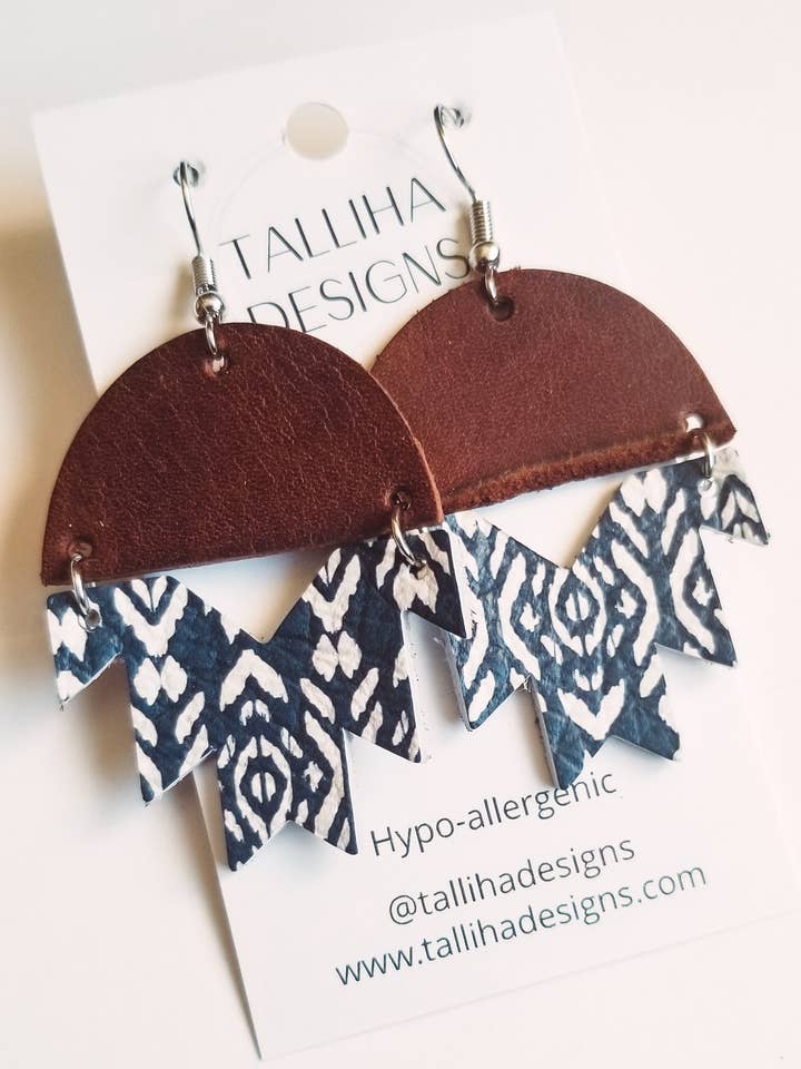 Pendientes aztecas geométricos de cuero genuino azul marino y blanco para venta al por mayor de Talliha Designs