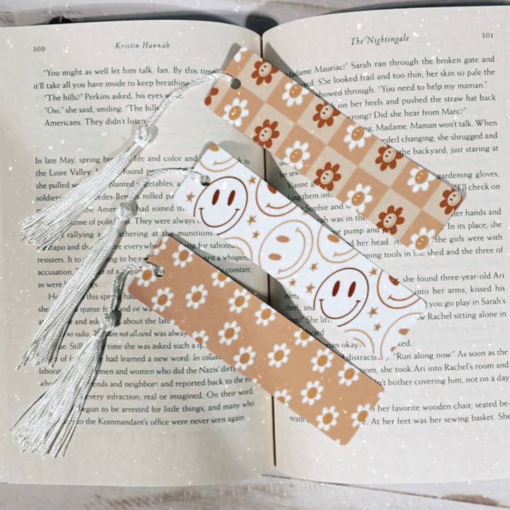 Marque-pages neutres en forme de fleurs pour la vente par Coastal Chic