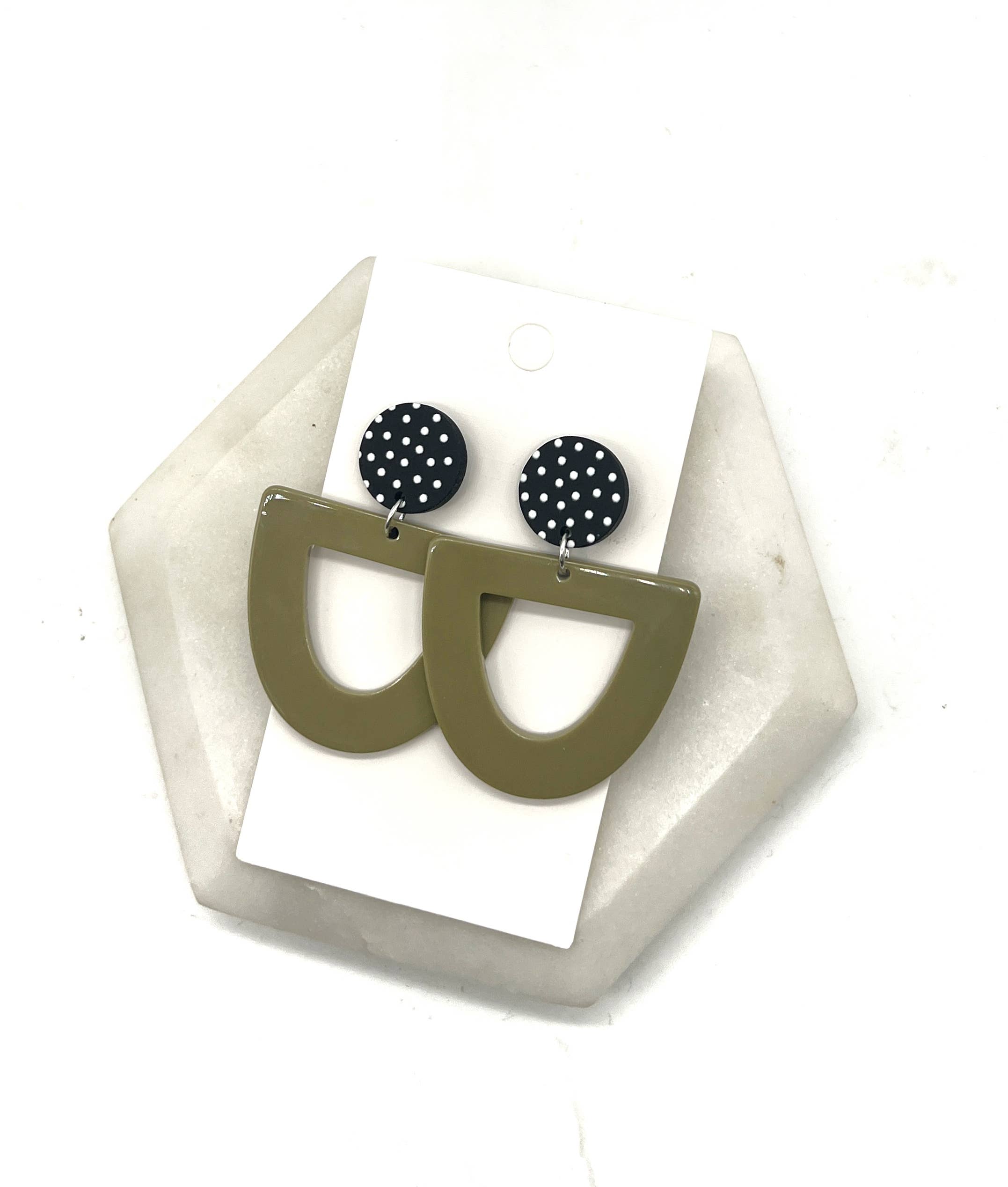 Baubles by B - Vente Boucles d'oreilles pendantes - Boucles d'oreilles en acrylique Deco à pois vert olive4